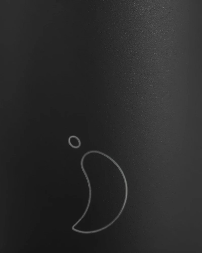 A 500 mL black reusable insulated stainless steel bubble tea/ boba cup bottle by the brand Chillys.