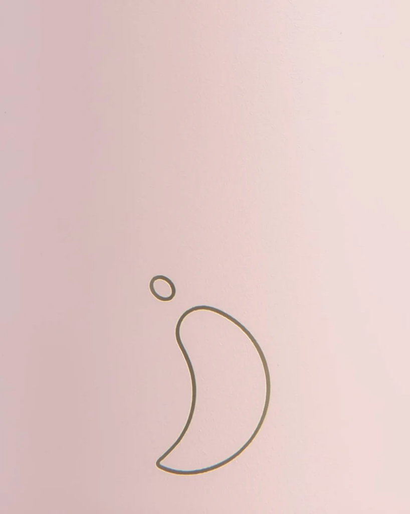 A 500 mL pink reusable insulated stainless steel bubble tea/ boba cup bottle by the brand Chillys.